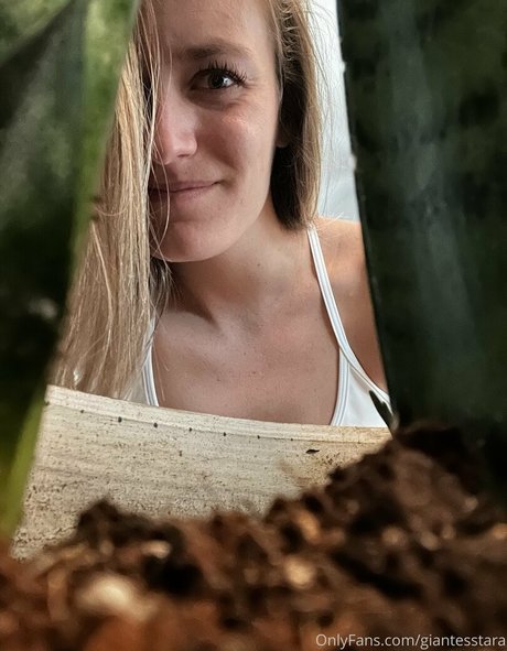 giantesstara top model pic