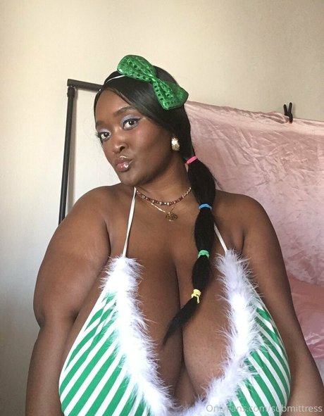 Submittress star sexy pic