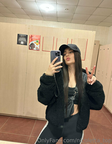 Nicoletta top art star photo