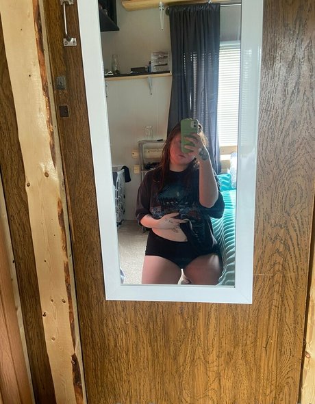 nicolelow94 art model pic