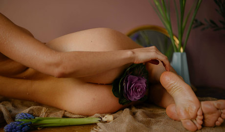 petitenikolefree pretty model image