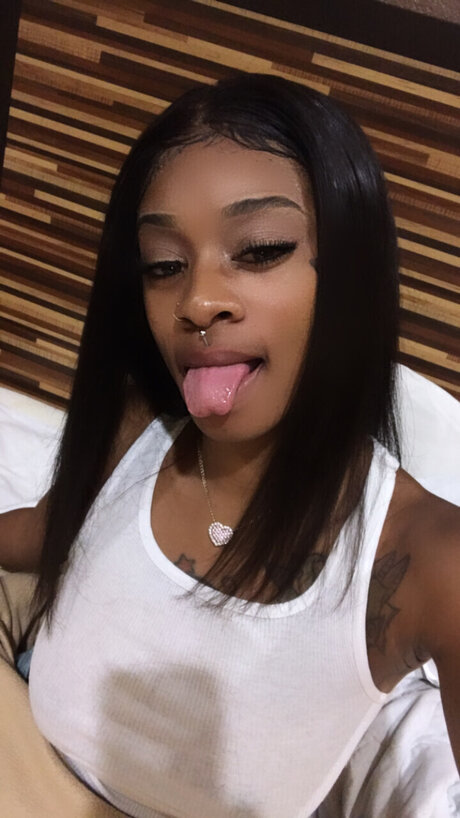 Lolaa Monroe sex model img