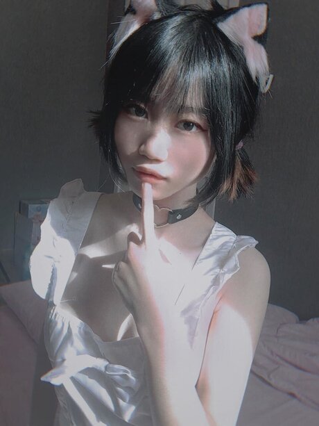 Oni Tulip sexy actress photo