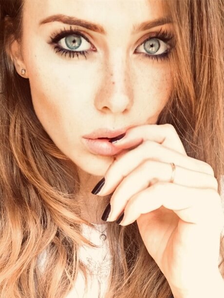 Assia Leone art model gallery