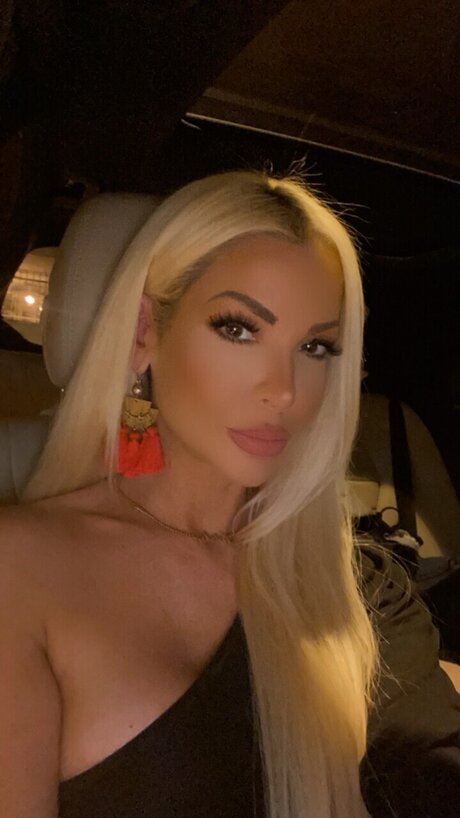 Blondbmbshel star hot photos