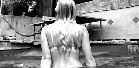 Naomi Woods model adult galleries