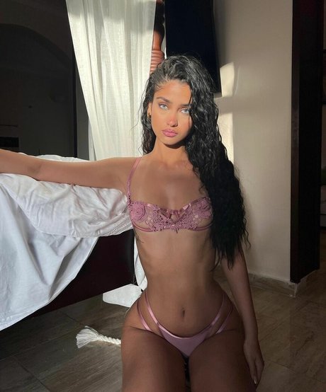 Naaz Torbati star beautiful image