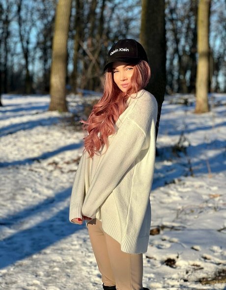 wonder hailey model top img