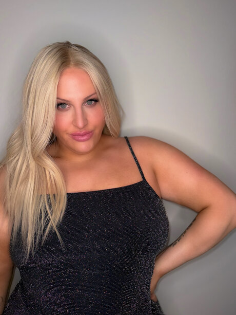 naomiplatinum naked model image