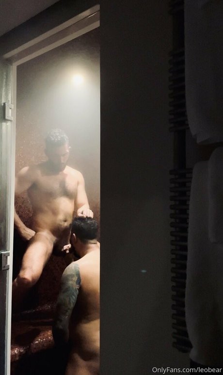 leobear model erotic photo