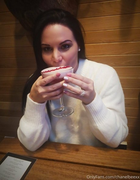 chanelbeexx model hot pics