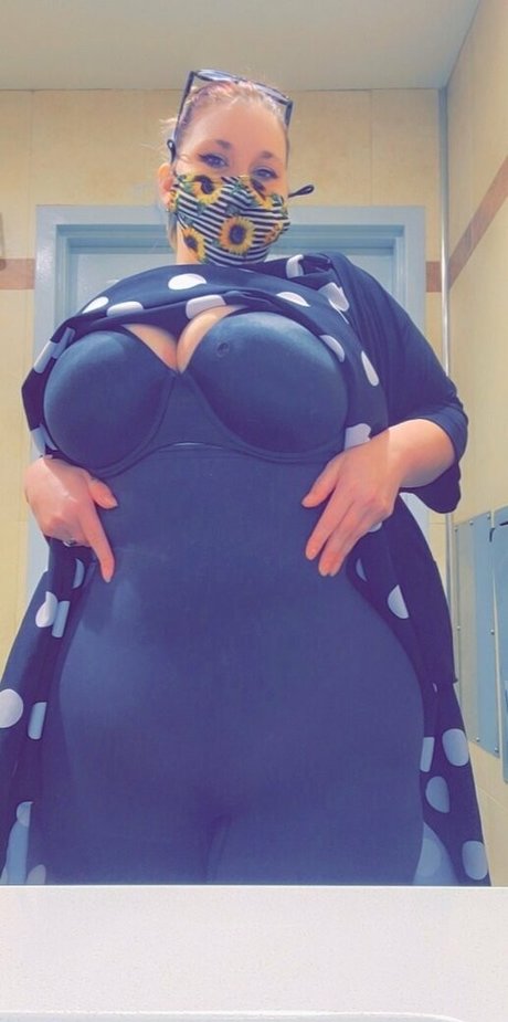 princesspeachrings beautiful model image