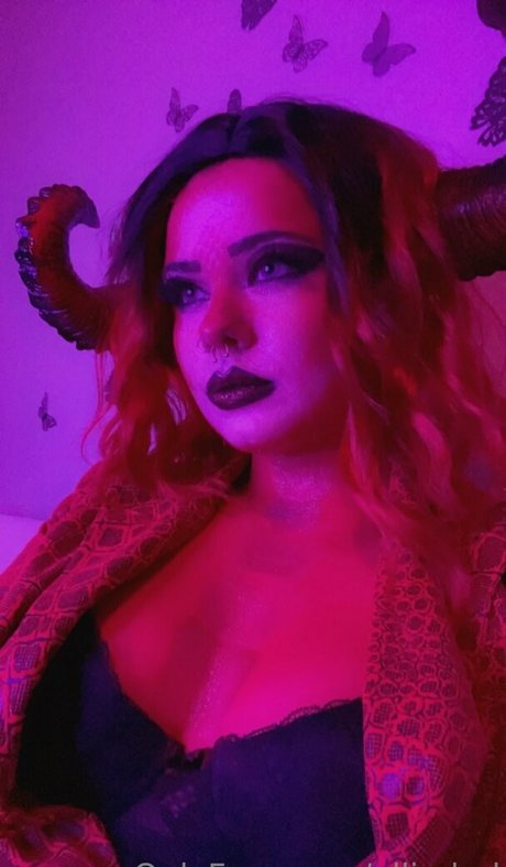 EllieDND erotic actress picture