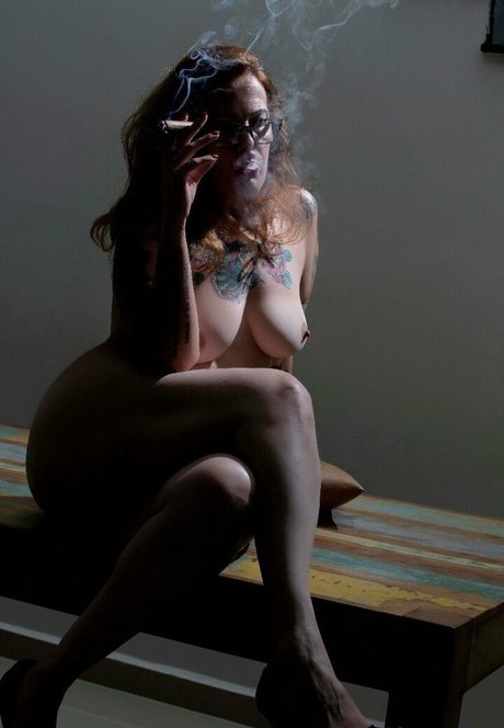 lady smoker queen star nude photo