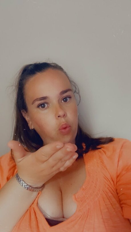 kiwifree pretty model img