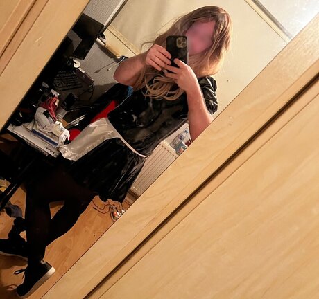 SissyHattie naked model pics