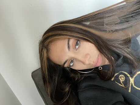 Nayra naked model picture