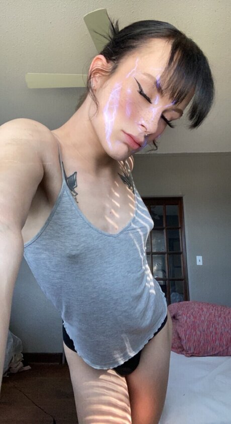 QveenV star nude images