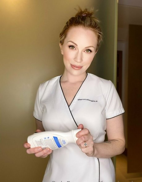 freesimwise nudes model pic