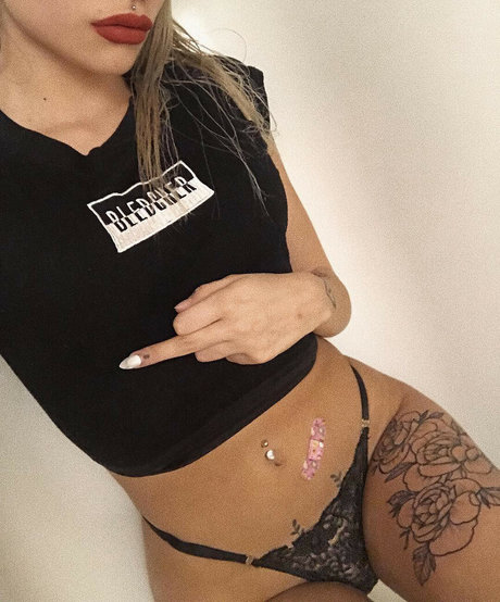 Vicky Balena nude actress archive