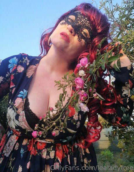 lealadyfree model pretty image