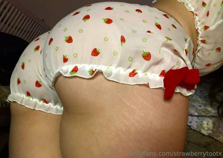 strawberrytootx erotic pornstar pictures