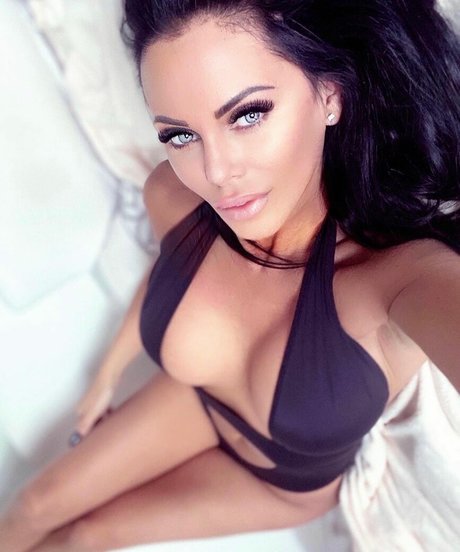 Onlyheni naked model images