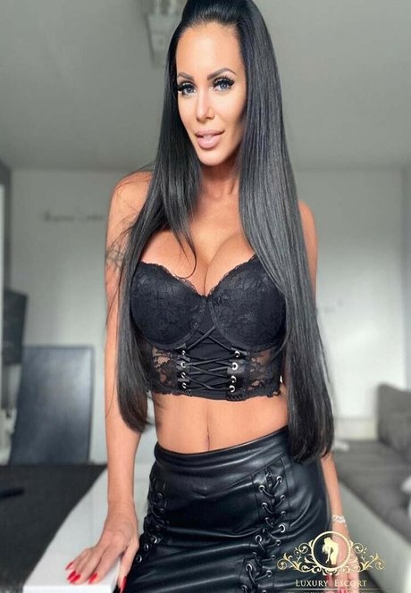 Onlyheni beautiful model gallery