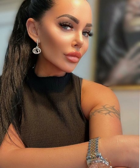 Onlyheni model erotic pics