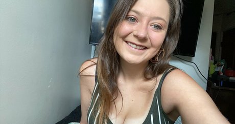 umassgirl nude model image