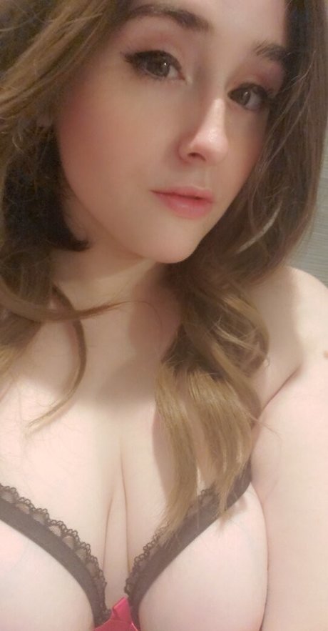 Sophia Swallow model hot pic