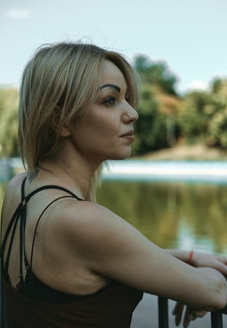 carolinebright adult model pic