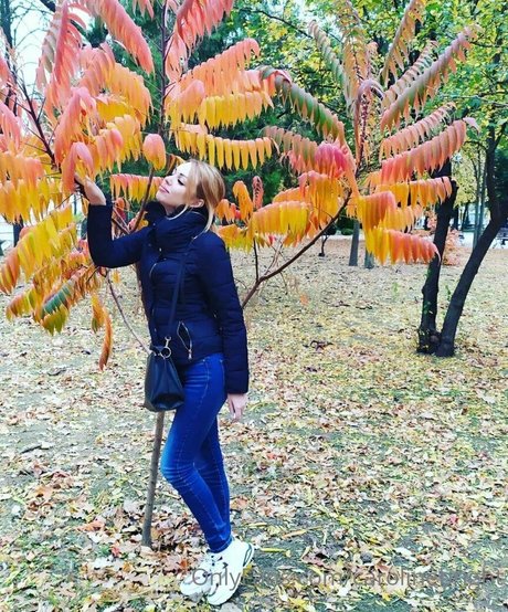 carolinebright model top photos