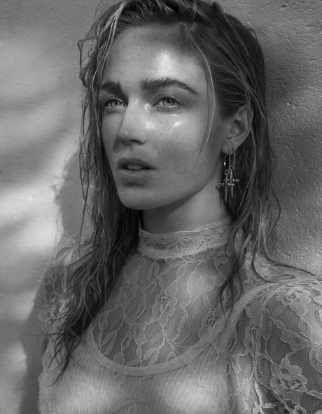 Caity Lotz star pornographic gallery