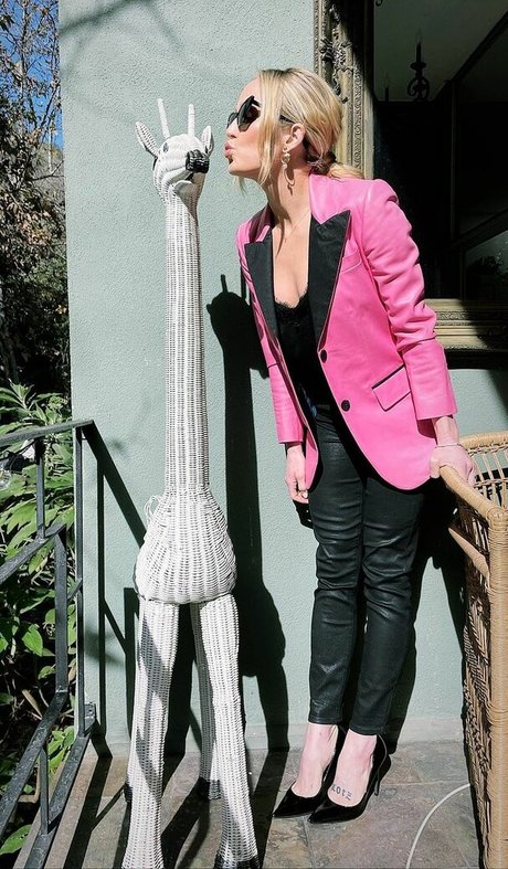 Caity Lotz model hd img