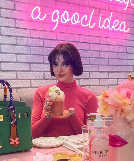 Heartpathetic nude model pics