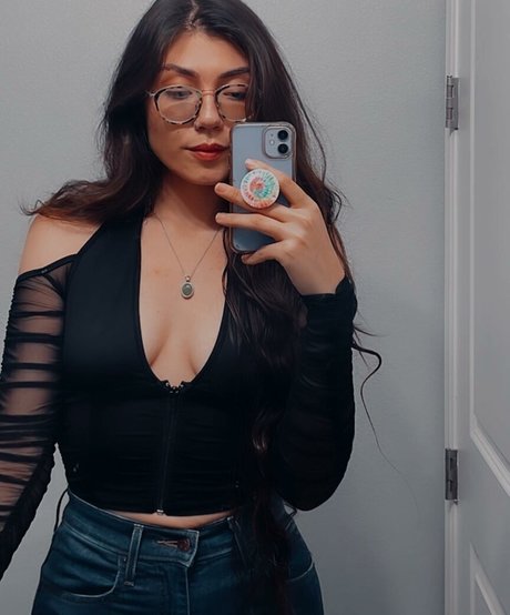 Lofiluvasmr sexy model photo