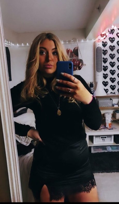 meakelena nudes star image