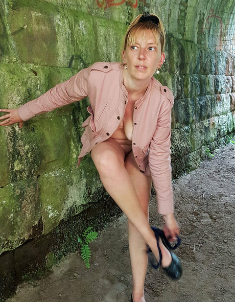 wet naughty kitty exclusive model img