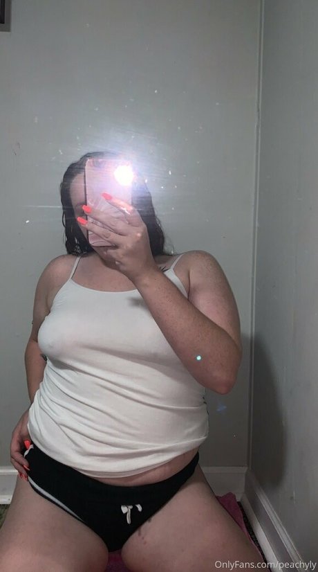 peachyly model erotic archive