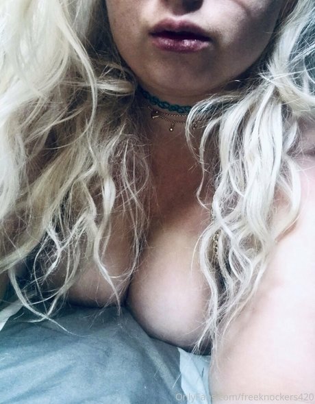freeknockers420 high quality model photo