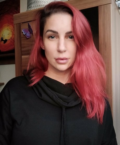 larraphoenix star hot pictures