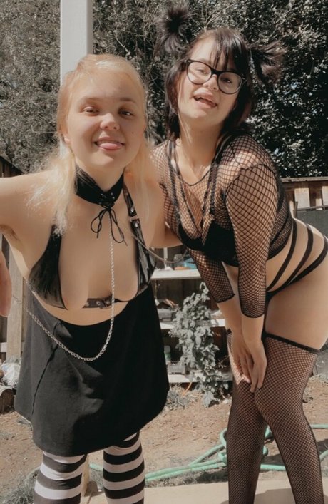 cl0wnpwuppy model hot photo