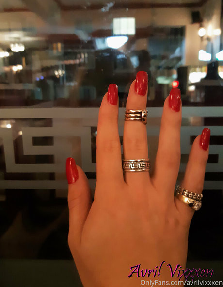 avrilvixxxen naked star image