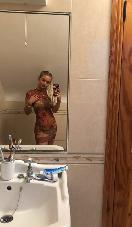 Aiobhin model top photo