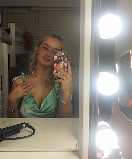 Aiobhin pornographic model picture