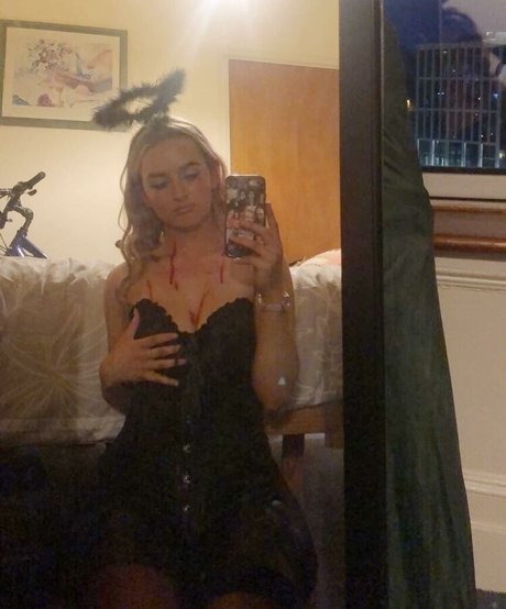 Aiobhin model naked img