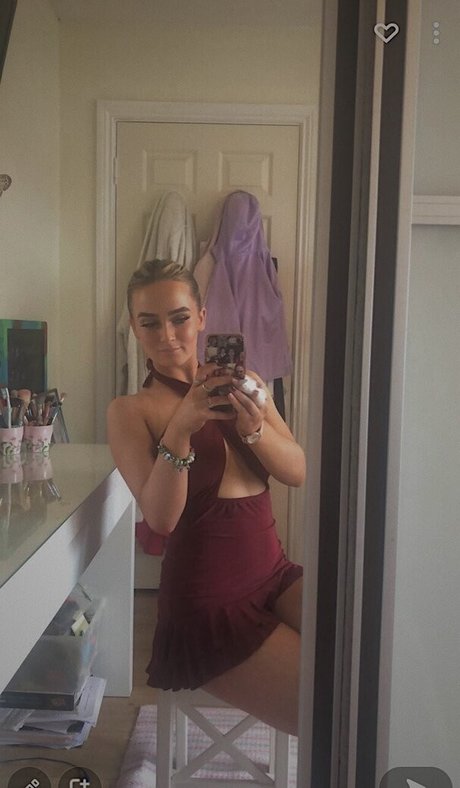 Aiobhin model erotic pic