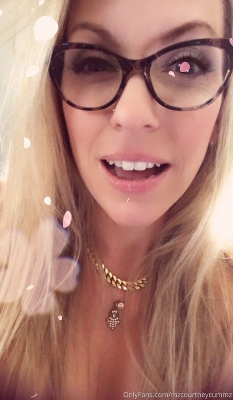 mzcourtneycummz pornographic model picture