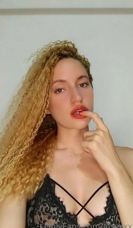 nikiifox profile pic